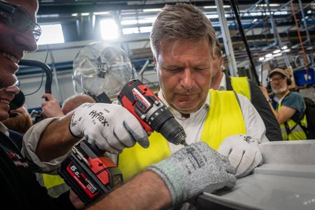 Bilder des Jahres 2024, News 08 August News Themen der Woche KW33 News Bilder des Tages Reise unter dem Motto Nachgefragt Bundesminister Robert Habeck informiert sich vor Ort zum Thema Erneuerbares Heizen - Besuch mit Werksbesichtigung beim Heizungshersteller Stiebel Eltron Der Wirtschaftsminister lässt sich die Produktion einer Wärmepumpe während seines Besuchs erläutern und führt selbst mehrere Montageschritte durch;Reise unter dem Motto Nachgefragt Bundesminister Robert Habeck informiert sich vor Ort zum Thema Erneuerbares Heizen - Besuch mit Werksbesichtigung beim Heizungshersteller Stiebel Eltron Der Wirtschaftsminister lässt sich die Produktion ein, Holzminden Niedersachsen Deutschland Betriebsgelände Stiebel Eltron *** Trip under the motto Asked Federal Minister Robert Habeck finds out