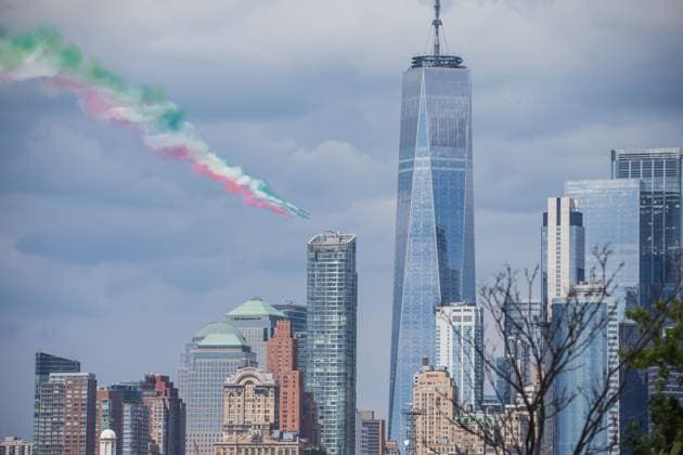 Bilder des Jahres 2024, News 08 August News Themen der Woche KW33 News Bilder des Tages August 12, 2024, New York, Ny, UNITED STATES: Italian Air Force Frecce Tricolori planes are seen flying over New York City in the United States on Monday, August 12, 2024. The performance, in honor of the 500th anniversary of Giovanni da Verrazzano s expedition, brought the world s largest acrobatic squadron for an unforgettable display. New York UNITED STATES - ZUMAv122 20240812_aap_v122_060 Copyright: xWilliamxVolcovx