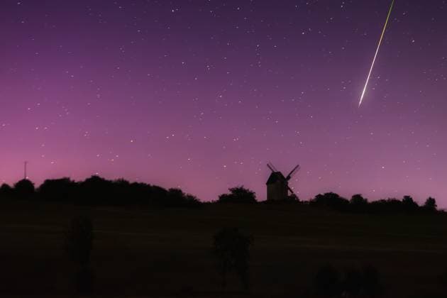 Bilder des Jahres 2024, News 08 August News Themen der Woche KW33 News Bilder des Tages Liebschützberg - Perseidenschauer über Sachsen: Polarlichter und Sternschnuppen zweite Nacht in Folge! 13.08.2024 zwischen 0 und 3 Uhr Liebschützberg, an der Bockwindmühle In der Nacht auf Dienstag gab es erneut die Möglichkeit, Polarlichter zusammen mit Meteoren des Perseiden Meteorschauers zu bewundern. Die ganze Nacht glich einer Licht-Show und Sternengucker wussten nicht, wo man zuerst hinschauen soll. Einerseits zeigten sich häufig helle Meteore, andererseits war das Nordlicht dauerhaft im Norden sichtbar, sogar wesentlich stärker als noch in der Nacht zuvor. Liebschützberg Sachsen Deutschland *** Liebschützberg Perseid shower over Saxony Auroras and shooting stars second night in a row 13 08 2024 between 0 and 3 a.m. Liebsch Copyright: xEHLxMedia TimxMeyerx 20240813_polarlichter-perseidenschauer-sachsen_4