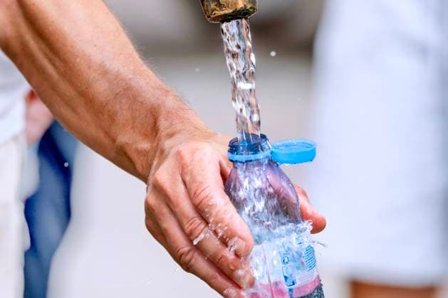 IMAGO Creative, Jahreszeit Sommer, Hitze Mann füllt seine Wasserflasche mit frischem Trinkwasser, Brunnen am Marienplatz, Hochsommer, München, August 2024 Deutschland, München, August 2024, ein Mann füllt seine Wasserflasche mit frischem Trinkwasser am Brunnen auf, bei der Sommerhitze ist Trinken besonders wichtig, Brunnenwasser bringt Abkühlung an einem warmen Sommertag, Temperaturen über 30 Grad, Rekordhitze, Flasche mit neuem Verschluß, Plastikdeckel fest mit der Flasche verbunden, Sommerwetter, Hochsommer, Sommer, Bayern, *** Man fills his water bottle with fresh drinking water, fountain at Marienplatz, midsummer, Munich, August 2024 Germany, Munich, August 2024, a man fills his water bottle with fresh drinking water at the fountain, drinking is particularly important i