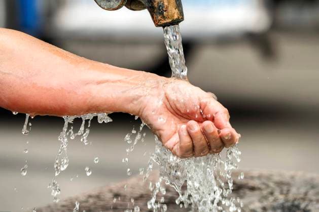 IMAGO Creative, Jahreszeit Sommer, Hitze Abkühlung am Brunnen, Frau lässt kaltes Wasser über ihr Handgelenk laufen, Hitzewelle, München, August 2024 Deutschland, München, August 2024, eine Frau lässt kaltes Wasser über Arm und Handgelenk laufen, die Sommerhitze ist brutal, das Brunnenwasser verspricht Abkühlung in der Hitzewelle, Temperaturen über 30 Grad, Rekordhitze, Sommerwetter, Hochsommer, Sommer, Bayern, *** Cooling down at the fountain, woman lets cold water run over her wrist, heat wave, Munich, August 2024 Germany, Munich, August 2024, a woman lets cold water run over her arm and wrist, the summer heat is brutal, the fountain water promises cooling in the heat wave, temperatures over 30 degrees, record heat, summer weather, midsummer, summer, Bavaria,