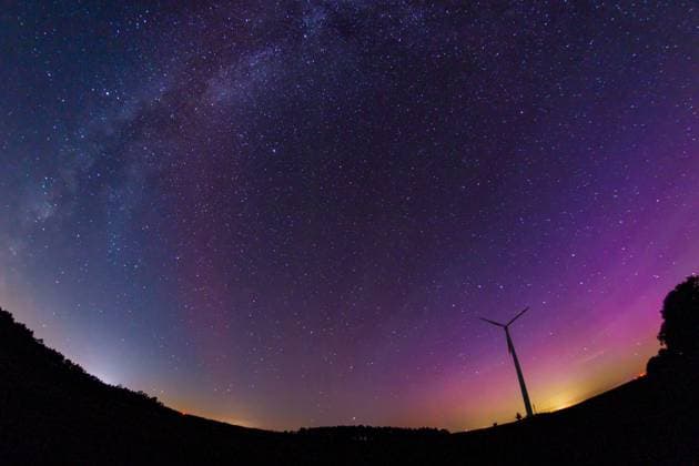 Bilder des Jahres 2024, News 08 August News Themen der Woche KW33 Nordlichter ueber Brandenburg DEU Deutschland Brandenburg Pritzen, 12.08.2024, Nordlichter (Polarlichter Aurora borealis) am Himmel ueber Brandenburg. Polarlichter sind am Nachthimmel ueber der Lausitz nahe der Ortschaft Ressen zu sehen. Besonders starke Sonnenaktivitaet Sonnenstuerme lassen Polarlichter dieser Tage auch ungewoehnlich weit im Sueden erscheinen. Mit blossen Augen ist das Naturphaenomen jedoch kaum zu sehen, durch Kamera- oder Handydisplays und entsprechende Langzeitbelichtungen wird die spekakulaere Lichtshow am Nachthimmel aber sichtbar. Auch Perseiden (Sternschnuppen) sind aktuell gut zu sehen. Mit etwas Glueck konnte man in diesem Jahr den Sternschnuppenregen der Perseiden und die Nordlichter zeitgleich am Himmel beob AF_NPH_89489.jpeg