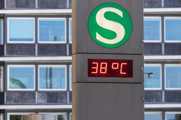 38¡C auf Temperaturanzeige in Hamburg Das Bild zeigt eine digitale Temperaturanzeige am Jungfernstieg in Hamburg, die eine hohe Temperatur von 38¡C anzeigt. An vielen Orten in Deutschland könnte es heute der bislang heißeste Tag des Jahres werden. Deutschland *** 38¡C on temperature display in Hamburg The picture shows a digital temperature display on the Jungfernstieg in Hamburg, which shows a high temperature of 38¡C In many places in Germany, today could be the hottest day of the year so far Germany