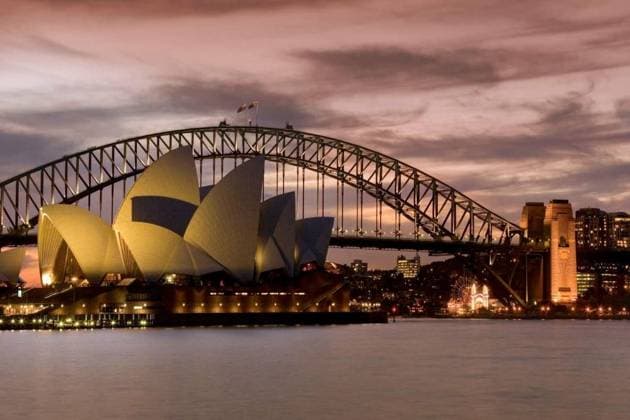  Sydney Harbor Bridge - Australia, Sydney Harbour Bridge at dusk in the city of Sydney in New South Wales in Australia., Sydney Harbour Bridge at dusk in the city of Sydney in New South Wales in Australia., 19.05.2024, Copyright: xSteve-Allenx Panthermedia37283345.jpg