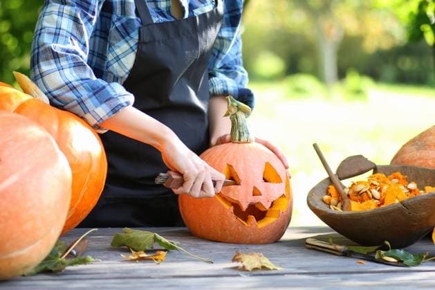carve pumpkins for Halloween preparation for the celebration of Halloween pumpkin carving faces in ,model released, Symbolfoto Copyright: xZoonar.com AleksandrxKichiginx 9780384 ,model released, Symbolfoto ,property released