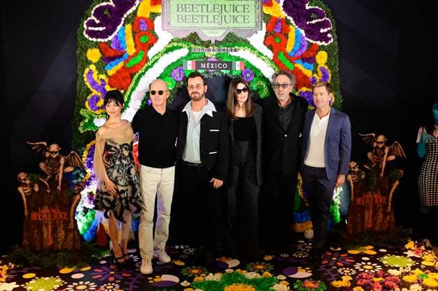Beetlejuice Beetlejuice Mexico City Premiere (L-R) Jenna Ortega, Michael Keaton, Justin Theroux, Monica Bellucci, Tim Burton and Tommy Harper Posing for photos during the Beetlejuice Beetlejuice film Photocall at Mexico City Four Season Hotel. August 13, 2024 in Mexico City, Mexico. Mexico City CDMX Mexico Copyright: xCarlosxTischlerx