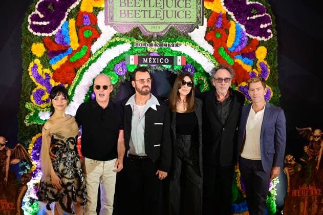 Beetlejuice Beetlejuice Mexico City Premiere (L-R) Jenna Ortega, Michael Keaton, Justin Theroux, Monica Bellucci, Tim Burton and Tommy Harper Posing for photos during the Beetlejuice Beetlejuice film Photocall at Mexico City Four Season Hotel. August 13, 2024 in Mexico City, Mexico. Mexico City CDMX Mexico Copyright: xCarlosxTischlerx