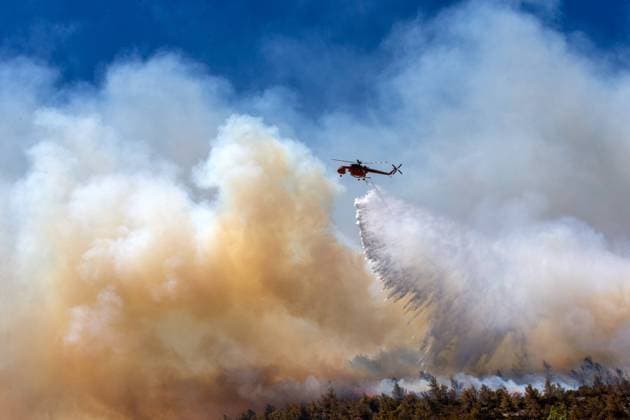 Bilder des Jahres 2024, News 08 August News Themen der Woche KW33 (240814) -- GENEVA, Aug. 14, 2024 -- A firefighting helicopter drops water on a wildfire in Dione near Athens, Greece, Aug. 12, 2024. ) Xinhua Headlines: Climate alarms raised as extreme heat waves sweep globe MariosxLolos 