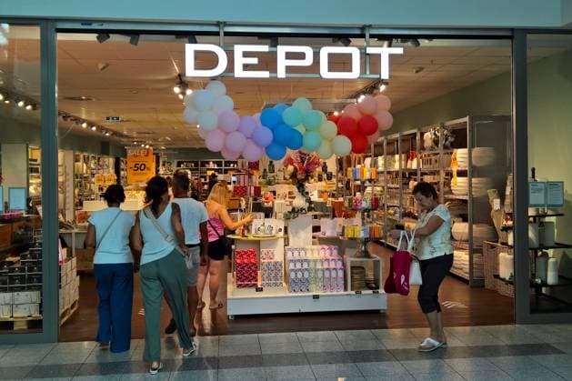 Insolvent. Der Möbel- und Wohnaccessoireshändler Depot hat bereits im Juli Insolvenz beantragt. Zu dem Unternehmen zählen bundesweit rund 300 Filialen, hinzu kommen Standorte in der Schweiz und Österreich. In Deutschland waren im vergangenen Jahr etwa 4400 Mitarbeitende bei der Kette beschäftigt. Die Gries Deco Company, die Firma unter Inhaber Christian Gries, die die Depot-Filialen betreibt, teilte mit, dass Depot nun über ein Schutzschirmverfahren saniert werden soll. Die Gries Deco Holding GmbH hat ihren Sitz im unterfränkischen Niedernberg. Konzernobergesellschaft ist die Christian Gries GmbH, ebenfalls mit Sitz in Niedernberg *** Insolvent The furniture and home accessories retailer Depot filed for insolvency back in July The c