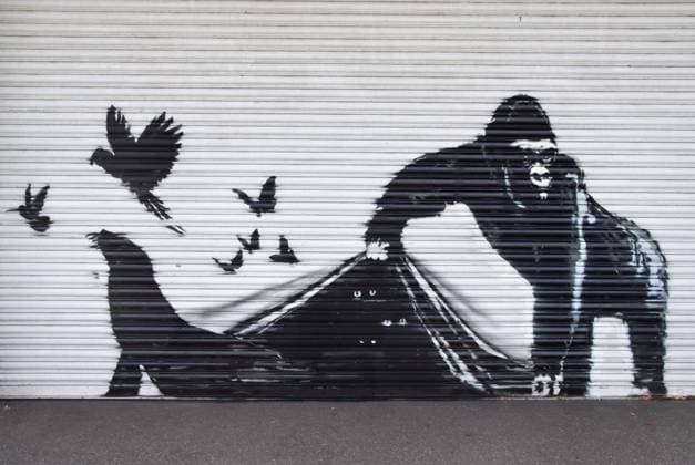 Bilder des Jahres 2024, News 08 August News Themen der Woche KW33 August 13, 2024, London, England, UK: A new artwork by Banksy has appeared at the entrance of the London Zoo, depicting a gorilla setting animals free. This is the 9th new artwork in as many days in London by the elusive street artist. London UK - ZUMAv130 20240813_zip_v130_033 Copyright: xVukxValcicx