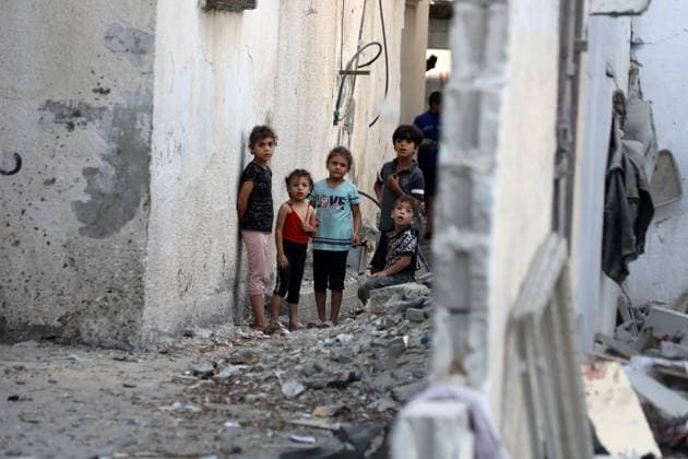News Themen der Woche KW33 News Bilder des Tages Palestinians inspect the site following the Israeli attack, in Al-Maghazi Refugee Cam, Gaza Palestinians inspect the site following the Israeli attack, in Al-Maghazi Refugee Cam, Gaza on August 14, 2024. The Israeli army attacked the building where the Eid family is located in the Al-Maghazi Refugee Camp in the central part of Gaza. The attack caused heavy damage to the buildings in the area. Photo by Naaman Omar apaimages Al-Maghazi Gaza Strip Palestinian Territory 140824_Maghazi_NAA_00(16) Copyright: xapaimagesxNaamanxOmarxx xapaimagesx