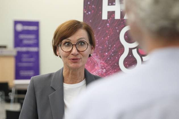 News Themen der Woche KW33 News Bilder des Tages Halle (Saale), Sachsen-Anhalt, Deutschland, 14.08.2024: Cyberagentur: Bettina Stark-Watzinger besucht Cyberagentur: Bundesministerin für Bildung und Forschung Bettina Stark-Watzinger (FDP) im Gespräch mit dem kaufmännischen Leiter Daniel Mayer (von hinten) *** Halle Saale , Saxony-Anhalt, Germany, 14 08 2024 Cyber Agency Bettina Stark Watzinger visits Cyber Agency Federal Minister of Education and Research Bettina Stark Watzinger FDP in conversation with Commercial Director Daniel Mayer from behind Copyright: xdtsxNachrichtenagenturx dts_44488