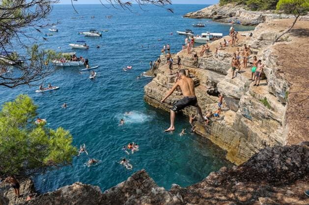 Bilder des Jahres 2024, News 08 August News Themen der Woche KW33 News Bilder des Tages Seagull s Rocks beach in Pula, Croatia Man jumps in the sea at Seagull s Rocks beach in Pula, Croatia, on August 14, 2024.  SreckoxNiketic PIXSELL
