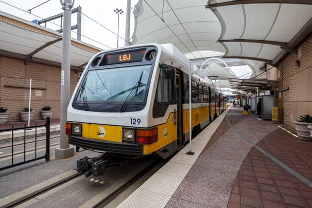 Stadtbahn Dallas DART Light Rail Nahverkehr an der Haltestelle DFW Airport in Dallas, USA Dallas, USA - 7. Mai 2023: Stadtbahn Dallas DART Light Rail Nahverkehr an der Haltestelle DFW Airport in Dallas, USA. *** Dallas DART Light Rail commuter rail service at the DFW Airport stop in Dallas, USA Dallas, USA 7 May 2023 Dallas DART Light Rail commuter rail service at the DFW Airport stop in Dallas, USA