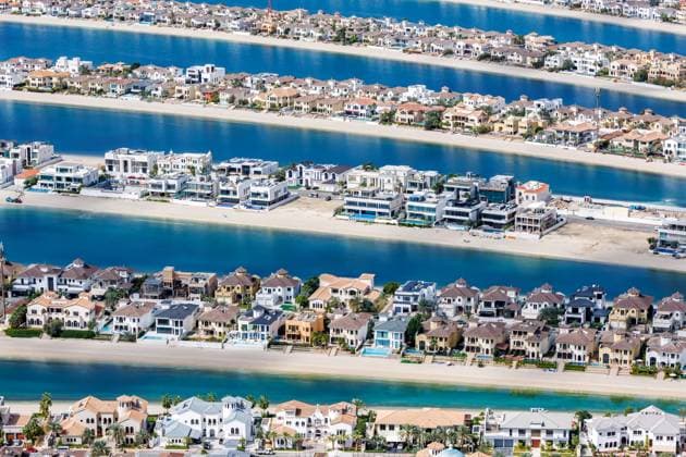 Dubai Palme The Palm Jumeirah künstliche Insel mit Strand am Meer Luxus Villen Immobilien Dubai, Vereinigte Arabische Emirate - 13. Februar 2024: Künstliche Insel in Form einer Palme The Palm Jumeirah mit Luxus Villen Immobilien und Strand am Meer in Dubai, Vereinigte Arabische Emirate. *** Dubai Palm The Palm Jumeirah artificial island with beachfront luxury villas real estate Dubai, United Arab Emirates February 13, 2024 Artificial island in the shape of a palm tree The Palm Jumeirah with luxury villas real estate and beachfront in Dubai, United Arab Emirates