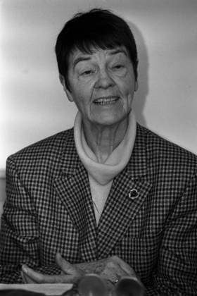 Loki Schmidt 30.01.1996, Chemnitz, Leipziger Straße, Loki Schmidt, die Frau des ehemaligen Bundeskanzlers Helmut Schmidt, zu Gast im Chemnitzer Schulbiologiezentrum Foto: Loki Schmidt, *** Loki Schmidt 30 01 1996, Chemnitz, Leipziger Straße, Loki Schmidt, the wife of former German Chancellor Helmut Schmidt, as a guest at the Chemnitz School Biology Center Photo Loki Schmidt,