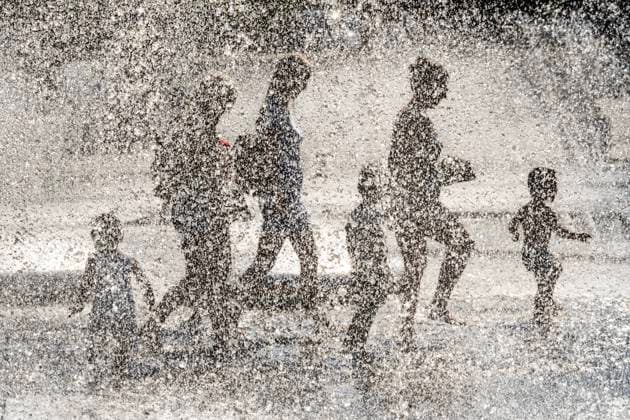 News Themen der Woche KW33 News Bilder des Tages Hitzewelle, Kinder und Eltern laufen durch die Wasserfontänen des Stachusbrunnens, Karlsplatz, München, August 2024 Deutschland, München, 14. August 2024, Hitzewelle, Kinder und Eltern haben einen Riesenspaß mit den Wasserfontänen des Stachusbrunnens, Springbrunnen am Stachus, tausende Wassertropfen glitzern im Sonnenlicht, liefern Erfrischung an einem warmen Sommertag, bei Temperaturen bis zu 30 Grad, Hochsommer, Karlsplatz, Sommer, Bayern, *** Heat wave, children and parents run through the water fountains of the Stachus Fountain, Karlsplatz, Munich, August 2024 Germany, Munich, August 14, 2024, heat wave, children and parents have a lot of fun with the water fountains of the Stachus Fountain, fountain at Stachus, thousands of water