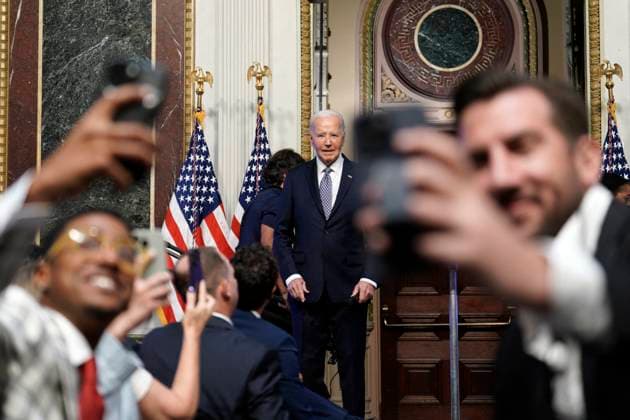 Bilder des Jahres 2024, News 08 August News Themen der Woche KW33 News Bilder des Tages Joe Biden at the Creator Economy Conference - Washington Guests take selfies while US President Joe Biden delivers remarks at the first White House Creator Economy Conference in the Indian Treaty Room of the Eisenhower Executive Office Building in Washington on August 14, 2024. Photo by Yuri Gripas ABACAPRESS.COM Washington DC United States  Copyright: xPool ABACAx