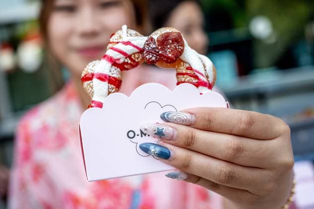 August 14, 2024, Toronto, On, Canada: An O-mochi staff member holds up a funnel cake on media preview day at the Canadian National Exhibition in Toronto on Wednesday, August 14, 2024. Toronto Canada  - ZUMAc35_ 20240814_zaf_c35_033 Copyright: xLauraxProctorx