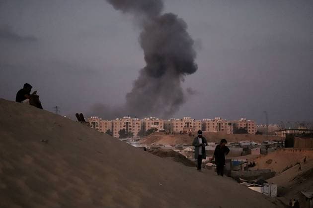 News Bilder des Tages Israeli Military Aircraft Strikes Hamad City - Gaza Smoke rises from the vicinity of the Hamad Towers area, west of Khan Younis, Gaza trip, August 14, 2024. Iraeli military aircraft striked Hamad City as artillery blasts residential buildings in Khan Younis in the southern Gaza Strip after dozens killed in attacks across the Palestinian territory over previous 24 hours. The US and Israel are sending delegations to Qatar for ceasefire talks that are due to start later today while Hamas has told mediators it is willing to meet after the discussions to determine if there is a serious response from Israel to truce proposals. Photo by Ramez Habboub ABACAPRESS.COM Khan Younis Gaza Strip Palestine  Copyright: xHabboubxRamez ABACAx