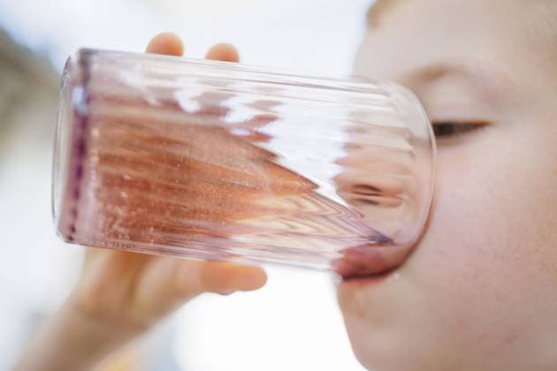 IMAGO Creative, Jahreszeit Sommer, Hitze Symbolfoto zum Thema Wasser trinken bei hohen Temperaturen. Ein Junge trinkt im Sommer bei heissem Wetter ein Glas Wasser. Ziegenrueck, 20.07.2024. Ziegenrueck Deutschland *** Symbolic photo about drinking water in high temperatures A boy drinks a glass of water in hot summer weather Ziegenrueck, 20 07 2024 Ziegenrueck Germany Copyright: xThomasxTrutschel photothek.dex