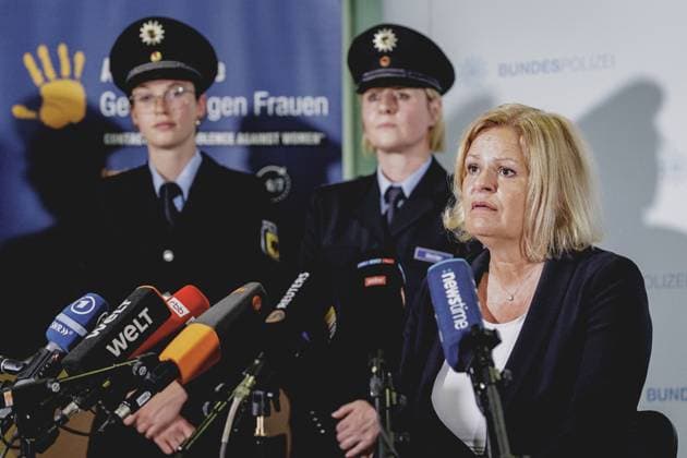 News Themen der Woche KW33 Nancy Faeser (SPD), Bundesministerin fuer Inneres und Heimat, aufgenommen im Rahmen eines Pressestatements anlaesslich der Eroeffnung der ersten Anlaufstelle Gewalt gegen Frauen der Bundespolizei am Ostbahnhof in Berlin, 15.08.2024. Berlin Deutschland *** Nancy Faeser SPD , Federal Minister of the Interior and Homeland, in a press statement on the occasion of the opening of the first contact point for violence against women of the Federal Police at Ostbahnhof in Berlin, 15 08 2024 Berlin Germany Copyright: xFlorianxGaertner photothek.dex