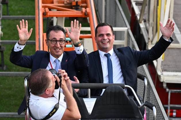 Bilder des Jahres 2024, News 08 August News Themen der Woche KW33 726. Stoppelmarkt Eroeffnung mit Cem Özdemir ( Bundesminister für Ernährung und Landwirtschaft Bündnis 90 Die Grünen) und Kater Kater In Vechta hat am Donnerstag (15.08.2024) der 726. Stoppelmarkt begonnen. Ehrengast Bundeslandwirtschaftsminister Cem Özdemir gemeinsam mit Vechtas Bürgermeister Kristian Kater auf dem 726. Stoppelmark in der Wilden Maus *** 726 Stoppelmarkt opening with Cem Özdemir Federal Minister of Food and Agriculture Bündnis 90 Die Grünen and Kater Kater In Vechta, the 726 Stoppelmarkt started on Thursday 15 08 2024 Guest of honor Federal Minister of Agriculture Cem Özdemir together with Vechtas mayor Kristian Kater at the 726 Stoppelmark in the Wilde Maus nordphoto GmbHxKokenge nph00001