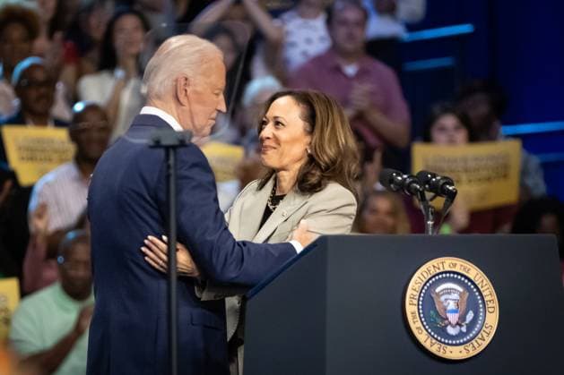 News Themen der Woche KW33 News Bilder des Tages USA, Joe Biden und Kamala Harris bei einer Wahlkampfveranstaltung in Upper Marlboro, Maryland Biden and Harris announce lower drug costs for Medicare Vice President Kamala Harris embraces President Joe Biden after introducing him at an event announcing reduced Medicare prices for ten widely-used drugs, Upper Marlboro, MD, August 15, 2024. For the first time, the U.S. government negotiated directly with pharmaceutical companies, which was previously prohibited by law. While the reduced costs are for Medicare patients only, it is expected that this will put downward pressure on prices in the private market as well. Upper Marlboro MD United States  Copyright: xAllisonxBaileyx originalFilename: bailey-bidenand240815_npqDY.jpg