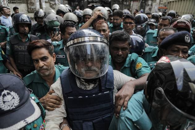 Bilder des Jahres 2024, News 08 August News Themen der Woche KW33 News Bilder des Tages Bangladesch, Shamsul Haque Tuku, Ex-Parlaments-Vizesprecher bei Anhörung vor Gericht in Dhaka Bangladeshi Court for former Officials Former deputy speaker Shamsul Haque Tuku appears for an arraignment at the Dhaka Metropolitan Magistrate Court after being arrested by the police over suspected involvement in the instigation of a killing of rickshaw-puller during recent clash, in Dhaka, Bangladesh, August 15, 2024. Dhaka Dhaka Bangladesh Copyright: xAnikxRahmanx