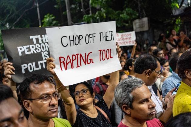 Bilder des Jahres 2024, News 08 August News Themen der Woche KW33 News Bilder des Tages August 15, 2024, Kolkata, West Bengal, India: A protester holds a placard expressing her opinion during the demonstration against the gang rape in RG Kar Hospital. Thousands of activists join a mass rally in protest of a brutal rape & murder case in RG Kar Hospital, happened on 9th August, 2024 in Kolkata, India, demanding immediate justice for the victim. Kolkata India - ZUMAs197 20240815_aaa_s197_014 Copyright: xJitxChattopadhyayx