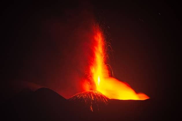Bilder des Jahres 2024, News 08 August News Themen der Woche KW33 News Bilder des Tages August 15, 2024, Riposto, Catania, Italy: Lava erupts from the chasm of Etna, called the central vent. View from Riposto near Catania, late Wednesday evening, August 14..The lava fountain produced an eruptive cloud that in its most intense phase reached a height of about 9.5 km with ash fallout in the surrounding villages. Riposto Italy - ZUMAc271 20240815_zip_c271_001 Copyright: xSalvatorexCavallix