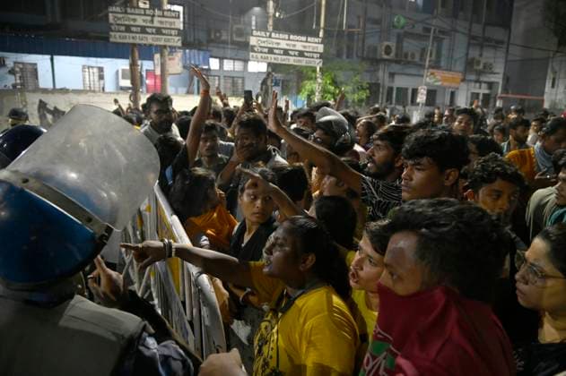 News Themen der Woche KW33 News Bilder des Tages India: Reclaim the Night protest faces violence The crowd grumbles with the police during the attack R. G. Kar Medical College & Hospital at Kolkata, West Bengal. Kolkata West Bengal India Copyright: SuraranjanxNandi