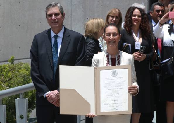 Bilder des Jahres 2024, News 08 August News Themen der Woche KW33 News Bilder des Tages Claudia Sheinbaum Pardo, shows the certificate of qualifying majority after receiving it from the Electoral Tribunal of the Judicial Branch of the Federation (TEPJF) that endorses her as the new president-elect of Mexico for the period 2024-2030 after the solemn session in the Electoral Tribunal of the Judicial Branch of the Federation Mexico City Mexico - ZUMAe321 20240815_zia_e321_042 Copyright: xJosexLuisxToralesx