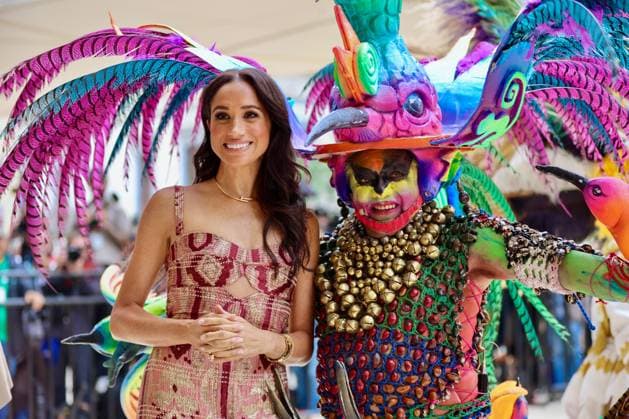 Bilder des Jahres 2024, Entertainment 08 August Entertainment Themen der Woche KW33 Entertainment Bilder des Tages August 15, 2024, Bogota, Cundinamarca, Colombia: EDITOR NOTE: HANDOUT - MANDATORY CREDIT MEGHAN, Duchess of Sussex poses for a photo with an artist dressed for a play during her official visit in Bogota, Colombia August 15, 2024. Photo provided by: idency Long Visual Press Bogota Colombia - ZUMAvp1_ 20240815_zia_vp1_002 Copyright: xDarwinxTorres ColombianxVicepresx