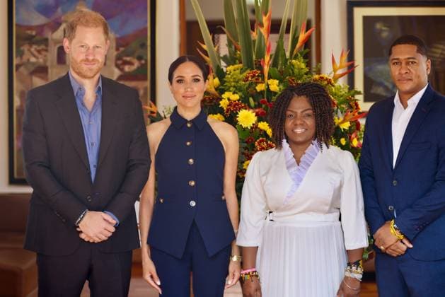 Entertainment Themen der Woche KW33 Entertainment Bilder des Tages August 15, 2024, Bogota, Cundinamarca, Colombia: EDITOR NOTE: HANDOUT - MANDATORY CREDIT (left to right) PRINCE HARRY, Duke of Sussex, MEGHAN, Duchess of Sussex, pose for a photo with Colombian Vicepresident Francia Marquez and her husband Yerney Pinillo during an event on their arrival to Bogota, Colombia, August 15, 2024. Photo provided by: idency Long Visual Press Bogota Colombia - ZUMAvp1_ 20240815_zia_vp1_004 Copyright: xDarwinxTorres ColombianxVicepresx