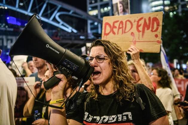 Bilder des Jahres 2024, News 08 August News Themen der Woche KW33 News Bilder des Tages Anti-Netanyahu protest for an hostage deal in Tel Aviv - 15 Aug 2024 A protestor chants in front of a sign that reads: Dead end . Israelis demonstrated with the hostageís families against Prime Minister Benjamin Netanyahu, demanding an immediate hostage deal and ceasefire - as Gaza ceasefire negotiation talks in Qatar take place. Israelis and the families of the hostages demonstrated against Prime Minister Benjamin Netanyahu, demanding an immediate hostage deal and ceasefire - as Gaza ceasefire negotiation talks in Qatar take place. Tel Aviv Israel Copyright: xMatanxGolanx xSOPAxImagesx _DSC5248