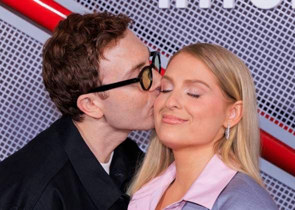 Entertainment Themen der Woche KW33 Entertainment Bilder des Tages August 15, 2024, Inglewood, California, USA: Daryl Sabara and Meghan Trainor on the red carpet of Opening Night of Inuit Dome Ribbon Cutting Ceremony to inaugurate the new home of the Los Angeles Clippers on Thursday August 15, 2024 at the Intuit Dome in Inglewood, California. JAVIER ROJAS PI Inglewood USA - ZUMAp124 20240815_zaa_p124_055 Copyright: xJavierxRojasx