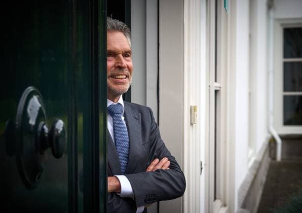 News Themen der Woche KW33 THE HAGUE - Prime Minister Dick Schoof in the doorway of the Catshuis waiting for his ministers for the first regular cabinet meeting after the summer recess. Normally these meetings take place at the Ministry of General Affairs at the Binnenhof, but because of the renovations the team of ministers is moving to the official residence of the prime minister. ANP PHIL NIJHUIS netherlands out - belgium out  Copyright: xx x506094348x originalFilename: 506094348.jpg