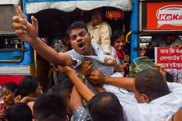 Bilder des Jahres 2024, News 08 August News Themen der Woche KW33 Students Protest In Kolkata. Clashes are being seen between students and police during a protest demonstration against the rape and murder of a second-year doctor at RG Kar Medical College, in Kolkata, India, on August 16, 2024. Kolkata India  Copyright: xDebarchanxChatterjeex originalFilename: chatterjee-notitle240816_np6cb.jpg