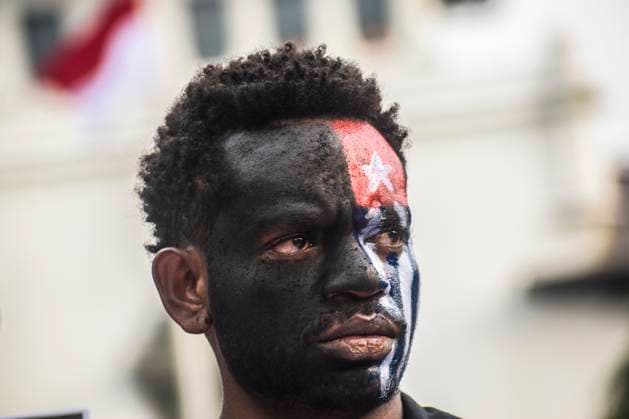 News Themen der Woche KW33 News Bilder des Tages August 16, 2024, Bandung, West Java, Indonesia: A student who is part of the Papuan Student Alliance (AMP) paints his face with the West Papuan flag during a demonstration to commemorate the 62nd anniversary of the New York Agreement between the Netherlands and Indonesia in Bandung, West Java. They took action demanding the right to determine the fate of the West Papuan people towards Indonesia as a democratic solution and opposed all forms of racism against the Papuan people. Bandung Indonesia - ZUMAr272 20240816_zip_r272_010 Copyright: xDimasxRachmatsyahx