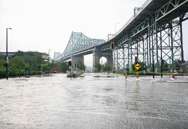 Kanada, Rohbruch sorgt für Überschwemmung in Montreal August 16, 2024, Montreal, Pq, Canada: A flooded street is shown due to a broken watermain in Montreal, Friday, August 16, 2024, causing flooding in several streets of the area. Montreal Canada  - ZUMAc35_ 20240816_zaf_c35_003 Copyright: xGrahamxHughesx