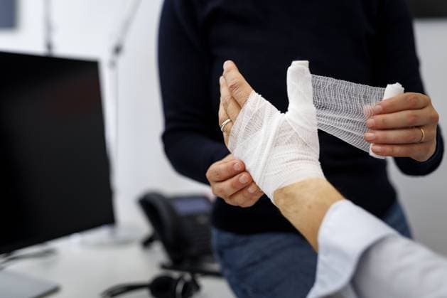 Thema Arbeitssicherheit. Eine Frau verbindet den Daumen eines Kollegen in Berlin, 09.08.2024. Berlin Deutschland *** Topic Occupational safety A woman bandages a colleagues thumb in Berlin, 09 08 2024 Berlin Germany Copyright: xUtexGrabowsky photothek.dex