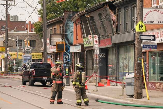 Kanada, Häuser kurz vor Einsturz in Toronto August 16, 2024, Toronto, On, CANADA: Emergency services attend the scene as structural faults cause a two-story building to lean over a side walk in downtown Toronto on Friday August 16, 2024. Toronto Fire Services say the two-storey building downtown has been evacuated and warns it risks collapsing after its roof was compromised. Toronto CANADA  - ZUMAc35_ 20240816_zaf_c35_030 Copyright: xChrisxYoungx