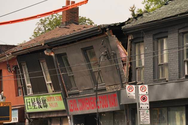 News Bilder des Tages Kanada, Häuser kurz vor Einsturz in Toronto August 16, 2024, Toronto, On, CANADA: Emergency services attend the scene as structural faults cause a two-story building to lean over a side walk in downtown Toronto on Friday August 16, 2024. Toronto Fire Services say the two-storey building downtown has been evacuated and warns it risks collapsing after its roof was compromised. Toronto CANADA  - ZUMAc35_ 20240816_zaf_c35_032 Copyright: xChrisxYoungx