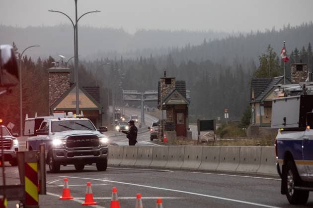 Kanada, Waldbrände in Alberta August 16, 2024, Jasper, Ab, CANADA: Police and Park rangers wait for residents at the park gates on the first day residents are able to visit their Jasper, Alberta, properties on Friday August 16, 2024. Wildfire caused evacuations and widespread damage in the National Park and Jasper townsite. Jasper CANADA  - ZUMAc35_ 20240816_zaf_c35_047 Copyright: xAmberxBrackenx