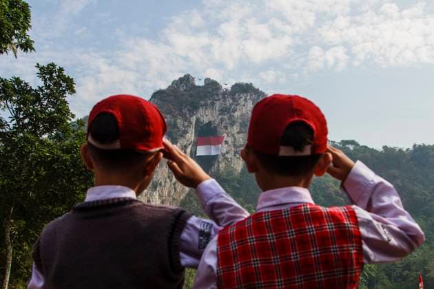 Bilder des Jahres 2024, News 08 August News Themen der Woche KW33 News Bilder des Tages August 17, 2024, Padalarang, West Java, Indonesia: Residents and students salutes as climbing athletes community unfurl a large national flag during a ceremony for Indonesia s 79th Independence Day in Tebing Hawu, Bandung, West Java. Padalarang Indonesia - ZUMAs281 20240817_zip_s281_012 Copyright: xAlgixFebrixSugitax