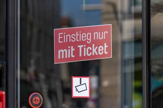 Erfurter Stadtbild Nahaufnahme eines Schildes an einer Straßenbahn in Erfurt mit der Aufschrift Einstieg nur mit Ticket. Das Schild weist darauf hin, dass der Zugang nur mit gültigem Fahrschein gestattet ist. Die Straßenbahn wird von der Erfurter Verkehrsbetriebe AG (EVAG) betrieben. Erfurt Altstadt Thüringen Deutschland *** Erfurt cityscape Close-up of a sign on a streetcar in Erfurt with the inscription Entry only with ticket The sign indicates that access is only permitted with a valid ticket The streetcar is operated by Erfurter Verkehrsbetriebe AG EVAG Erfurt Altstadt Thuringia Germany 20240815-6V2A6739
