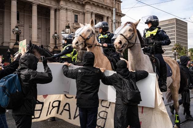 Bilder des Jahres 2024, News 08 August News Themen der Woche KW33 News Bilder des Tages Pro-trans counter demonstration in Melbourne, Australia - 17 Aug 2024 Mounted Police officers use force to move protesters standing infront of them with signs during the demonstration. Trans right activist clash with police as they counter rally a anti-trans group at Parliament house in melbourne, arrests were made, silly string and water bubbles were used by the counter protesters on police officers. melbourne Australia Copyright: xGemmaxHubeekx xSOPAxImagesx GHubeek-52