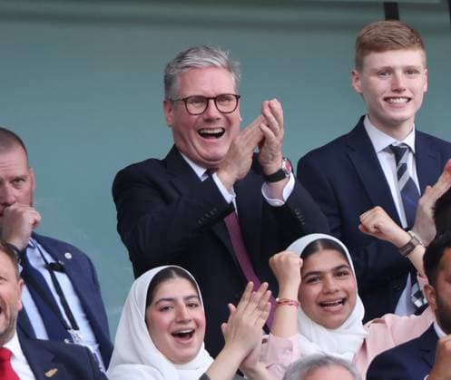 News Themen der Woche KW33 Entertainment Bilder des Tages Prime Minister Sir Kier Starmer celebrates the first Arsenal goal (1-0) as he watches his beloved team Arsenal, at the Arsenal v Wolverhampton Wanderers EPL match, at the Emirates Stadium, London, UK on 17th August, 2024. 