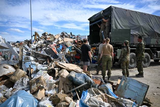 News Themen der Woche KW33 News Bilder des Tages Aufräumarbeiten nach Unwetter, Soldaten der Bundeswehr sind an einer Sammelstelle für Sperrmüll mit Arbeiten beschäftigt. Heftige Unwetter haben Straßen überflutet, Keller volllaufen und vor allem den Fluss Saalbach im Landkreis Karlsruhe extrem ansteigen lassen. Bruchsal Baden-Württemberg Deutschland Bruchsal *** Cleaning up after storms, Bundeswehr soldiers are busy working at a collection point for bulky waste Heavy storms have flooded streets, filled cellars and, above all, caused the river Saalbach in the district of Karlsruhe to rise extremely Bruchsal Baden Württemberg Germany Bruchsal Copyright: x xonw-imagesx xMariusxBullingx